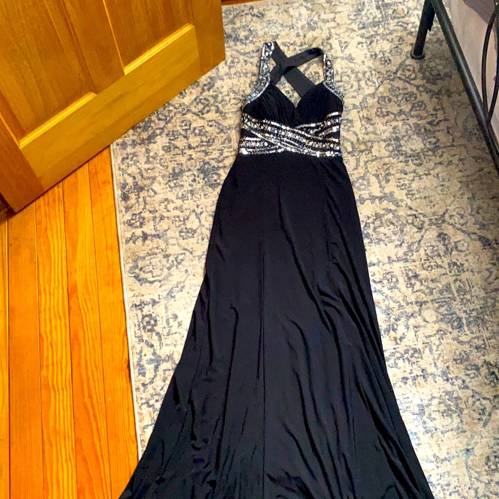 Black formal dress. Size 6. Backless. Has padding.